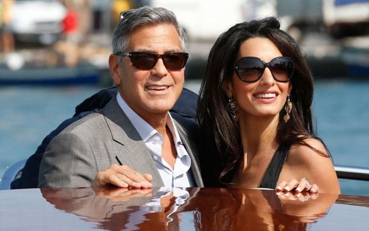 ¡Amal Clooney espera gemelos!