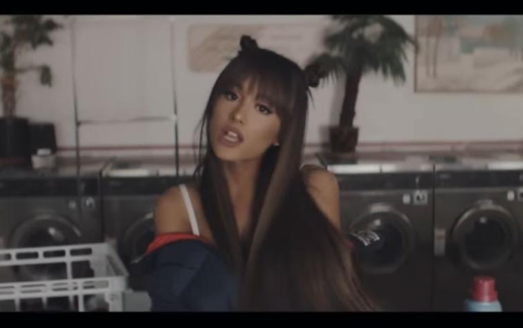 Conoce el osado nuevo videoclip de Ariana Grande 