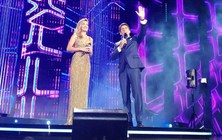 Carolina de Moras deslumbra con vestido dorado en tercera noche de Viña 2017