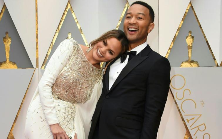 ¡Pillaron a Chrissy Teigen durmiendo en plenos Oscar!