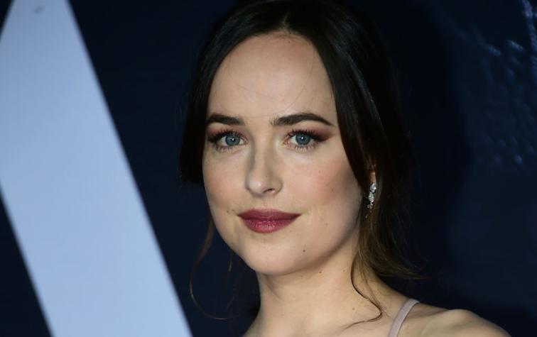 Dakota Johnson provocó con full escote en premiere de "50 Sombras más oscuras"