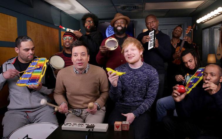 Ed Sheeran se luce cantando con instrumentos escolares