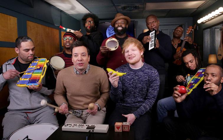 Ed Sheeran se luce cantando con instrumentos escolares 