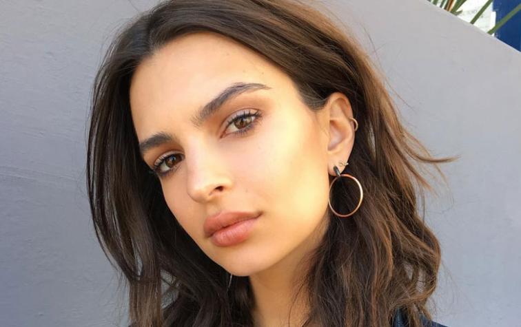 Emily Ratajkowski muestra las últimas tendencias en moda en revista In Style