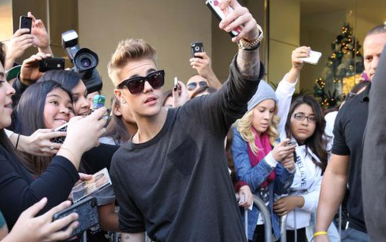 Justin Bieber sorprende en actitud amigable con fans