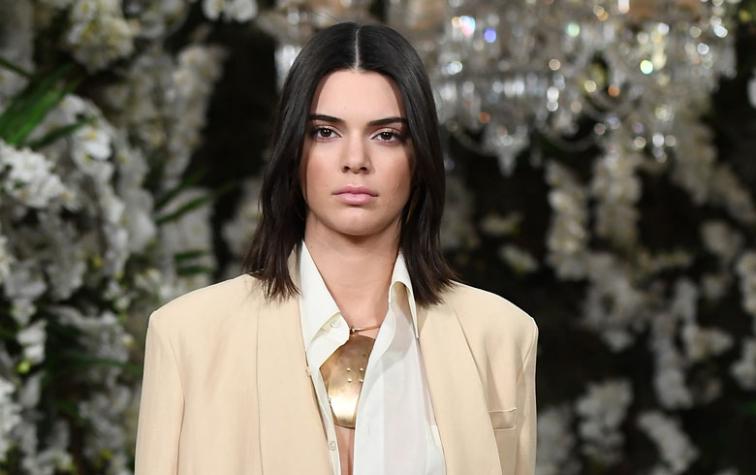 Kendall Jenner aparece usando diente de oro