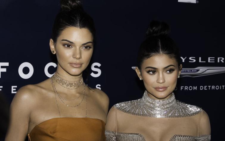 Acusan que sandalias de la colección de Kendall y Kylie son una imitación