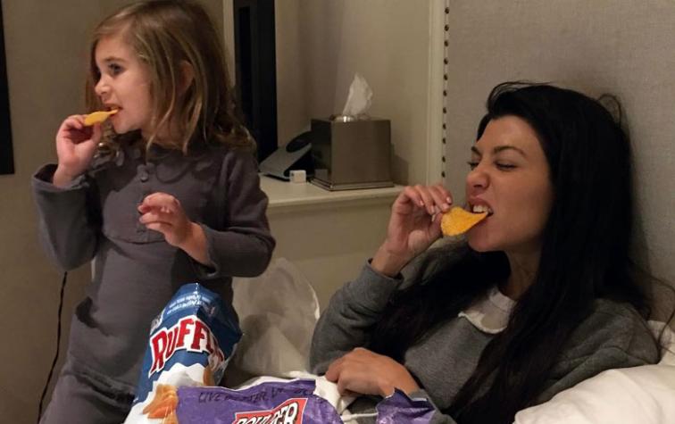 Kourtney Kardashian personalizó la chaqueta de su pequeña hija