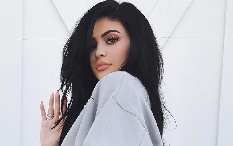 Kylie Jenner muestra nueva delantera para promocionar su tienda con Kendall