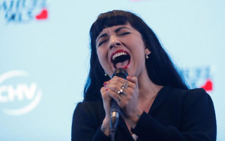 Mon Laferte respondió a preguntas incómodas cantando