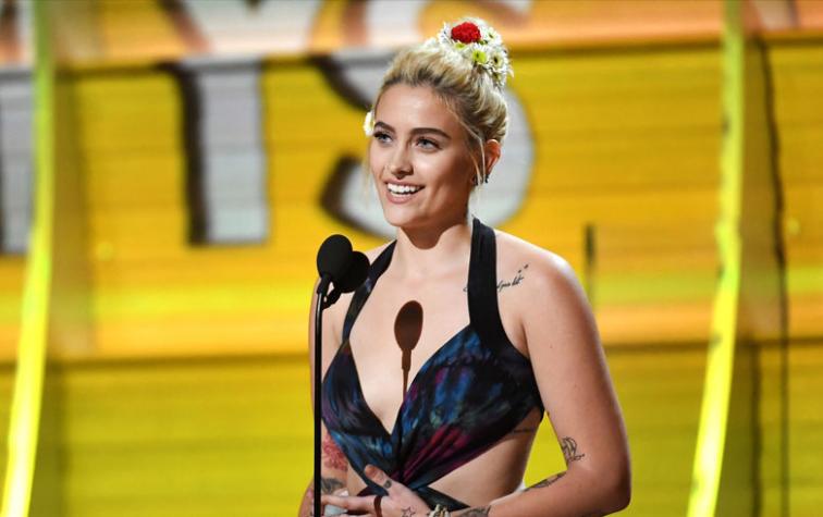 Paris Jackson se lució con dos vestidos y sin zapatos en los Grammy