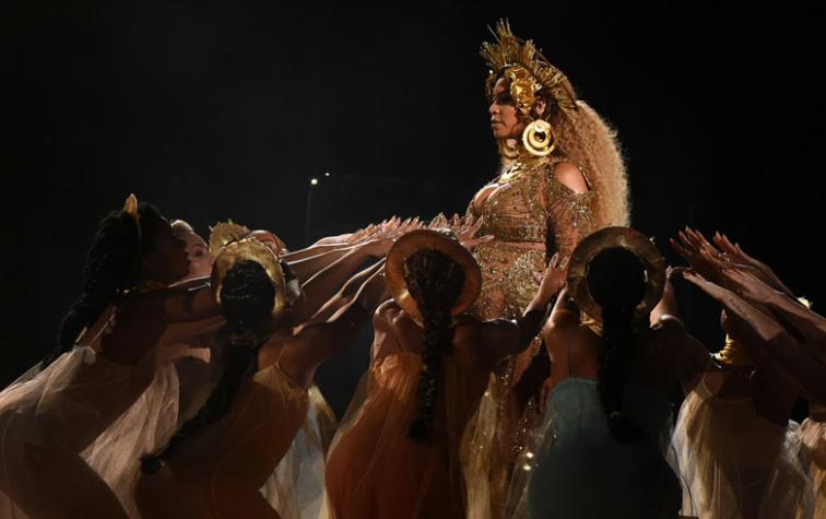 Las múltiples referencias religiosas en la presentación de Beyoncé en los Grammy 2017