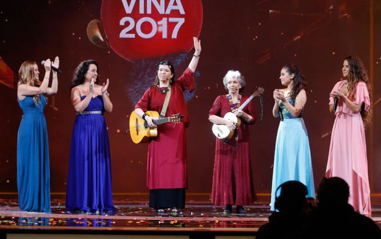 Homenaje a Violeta Parra en la obertura del festival se llena de críticas en Twitter