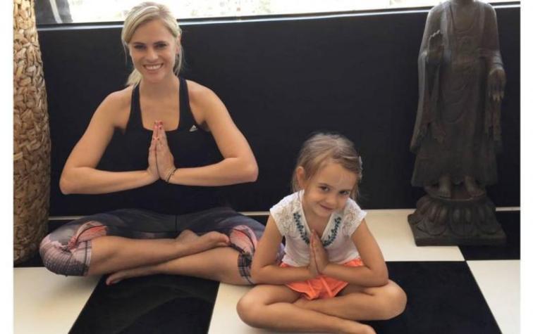 Eliana Albasetti y su hija Emilia se peinan igual para evento infantil