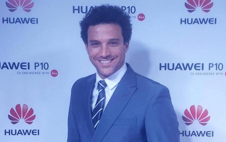 Julián Elfenbein se ríe de su nuevo  look con meme 