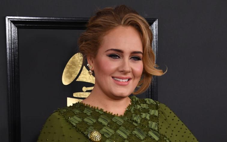 Tras años de especulaciones, Adele confirma que está casada