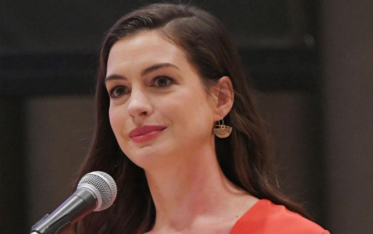 Anne Hathaway presentó a su hijo Jonathan 