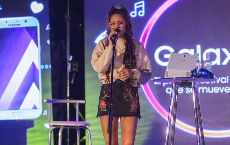 Camila Gallardo deslumbra en show en vivo