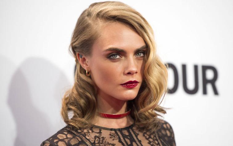 Cara Delevingne se cortó el pelo y lo tiñó plateado