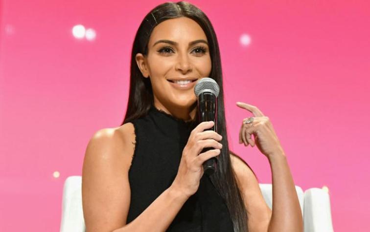 ¡Kim Kardashian se convirtió en su mamá!