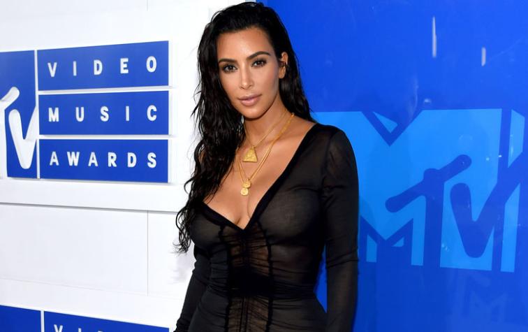 Kim Kardashian aparece con vestido transparente y sin ropa interior 