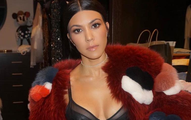 Kourtney Kardashian mezcló pijama y denim