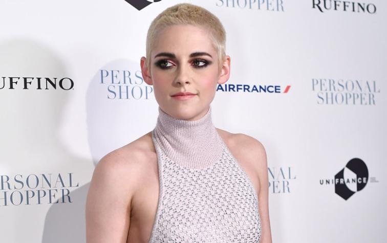 ¡Kristen Stewart no sabe qué hacer con la cabeza rapada!