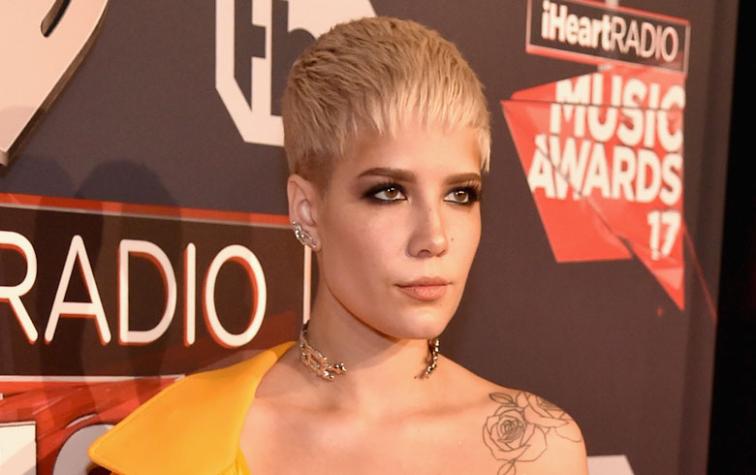 Halsey usó un cinturón como top en la alfombra roja