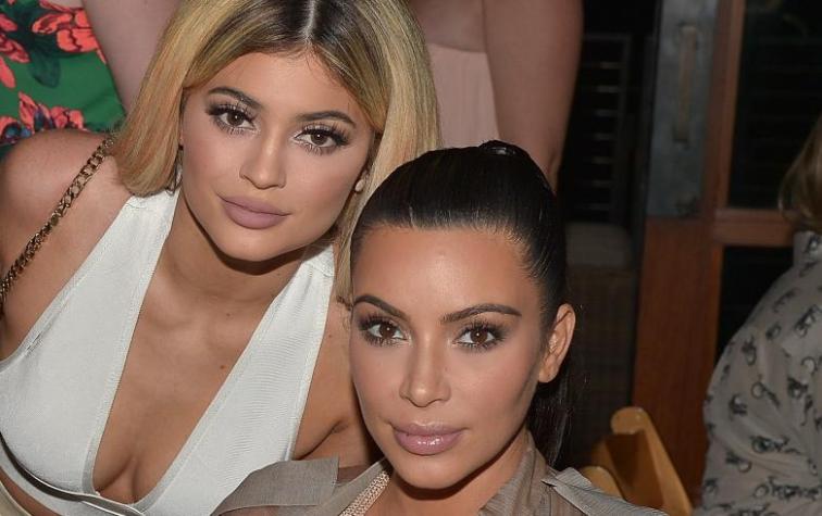 Kylie Jenner y Kim Kardashian posan como mellizas