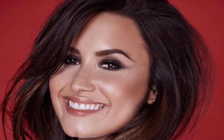 Demi Lovato muestra su mejor figura en escotado traje de baño