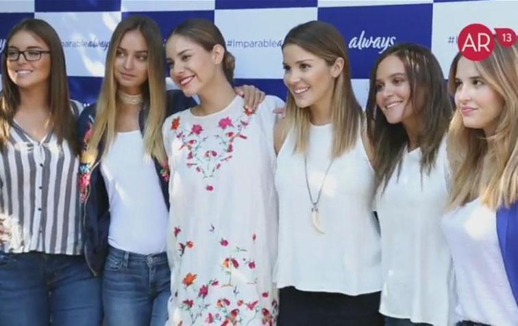 Famosas llegaron a evento Always de azul y blanco