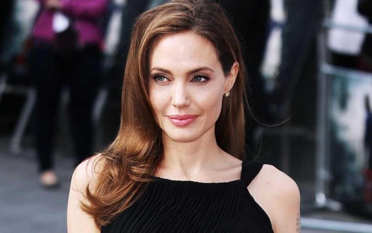 Mujer salta a la fama por increíble parecido con Angelina Jolie