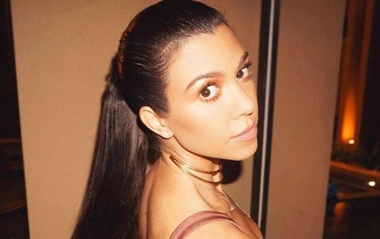 El extraño “underboob” de Kourtney Kardashian en México