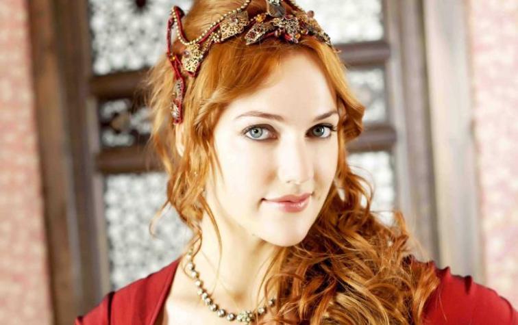 El look de Meryem Uzerli antes de convertirse en Hürrem