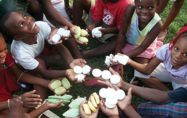 Fundación se dedica a reciclar el jabón de los hoteles para ayudar a los niños