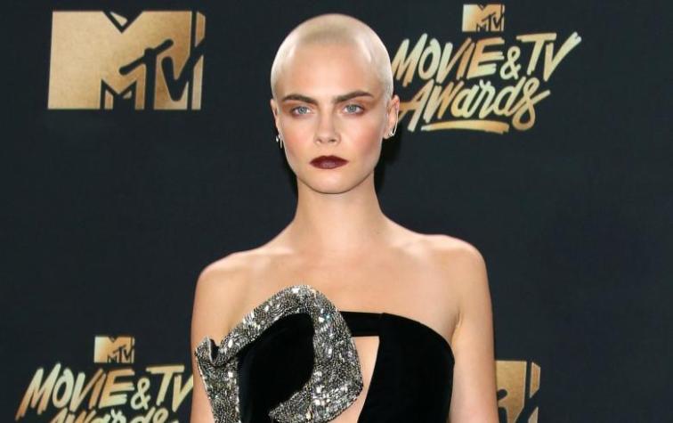 Cara Delevingne se maquilló la cabeza para los MTV Awards