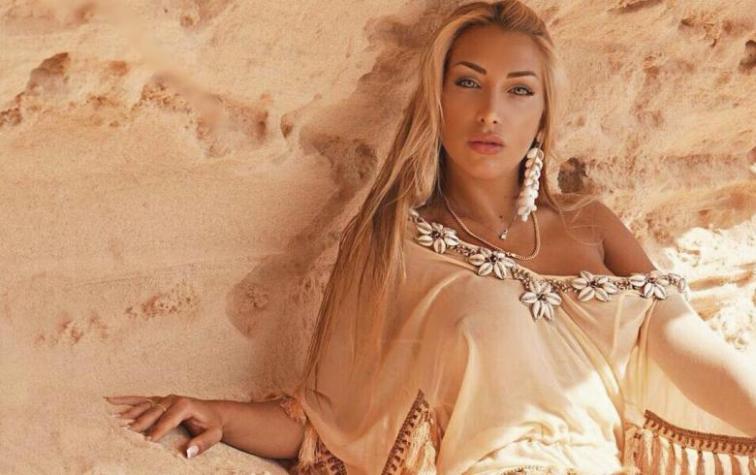 Elisa De Panicis trabaja como promotora en Cannes