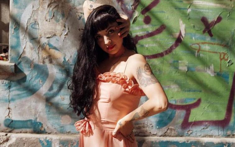 Mon Laferte dirige rutinas de ejercicios para su equipo