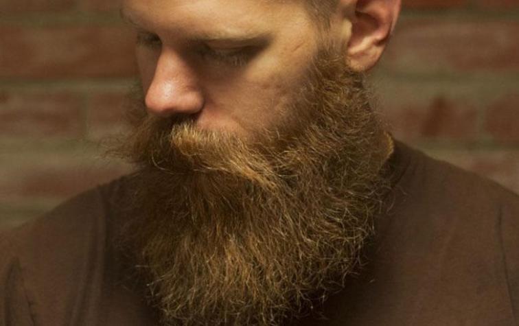 La radical transformación de un joven que se afeitó por primera vez en más de un año