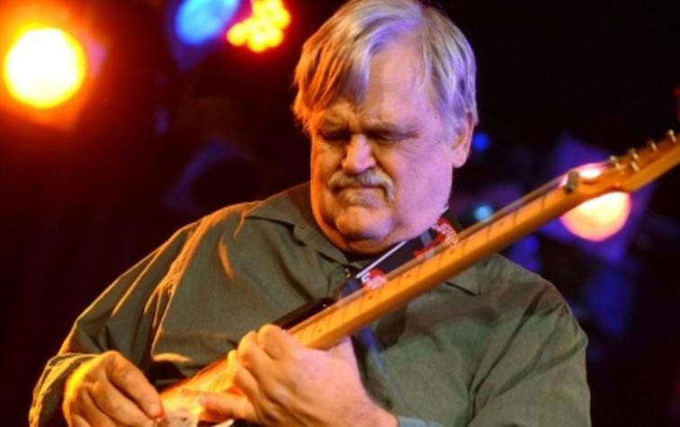 Leyenda del rock muere en pleno escenario mientras la banda sigue tocando