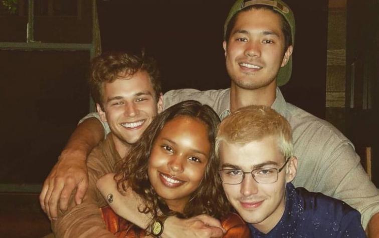 Fans descubren video de dos personajes “13 Reasons Why” besándose