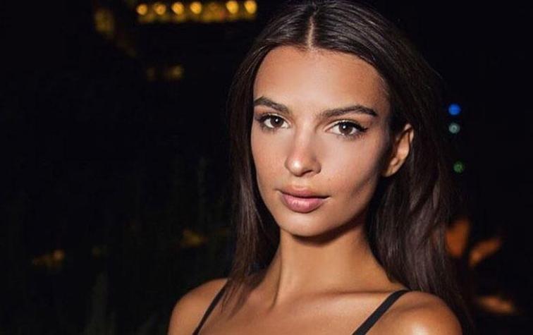 Emily Ratajkowski se obsesiona con su escote