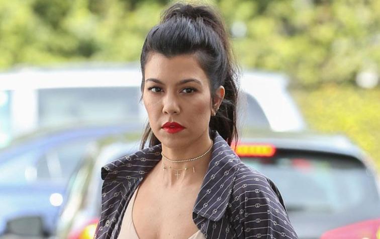 Kourtney Kardashian superó a Scott y disfruta en bikini con novio de 23 