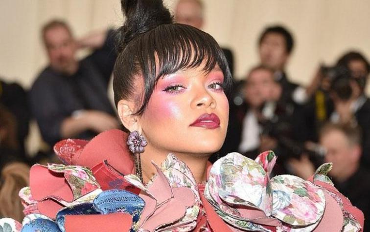 Las estrambóticas "botas pantalón" que impone Rihanna