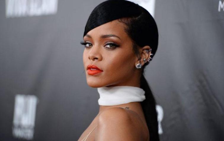 Rihanna sigue imponiendo prendas XXL