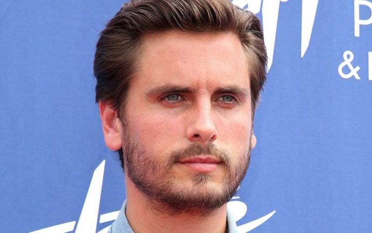 Scott Disick se olvida de Bella Thorne a los besos con una de sus ex