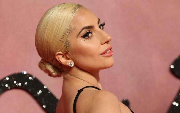 Lady Gaga salió de trekking con falda, tacos y crop top