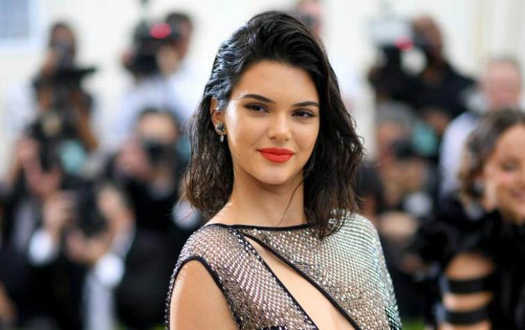 Kendall Jenner pasea por Nueva York con vestido transparente