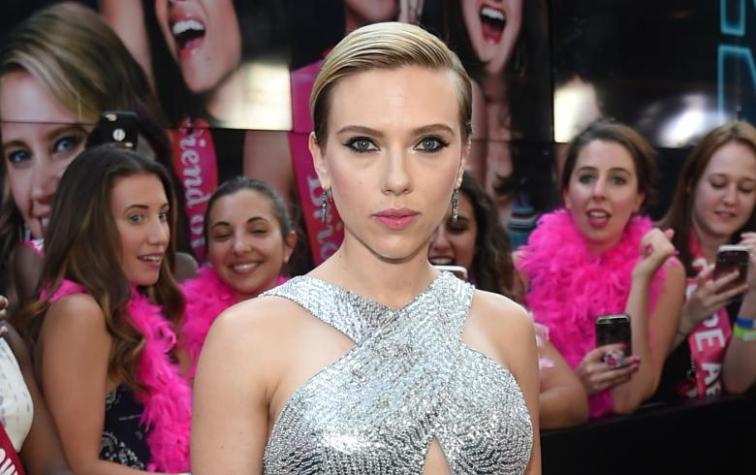 Scarlett Johansson asiste a premiere junto a abuela idéntica a ella