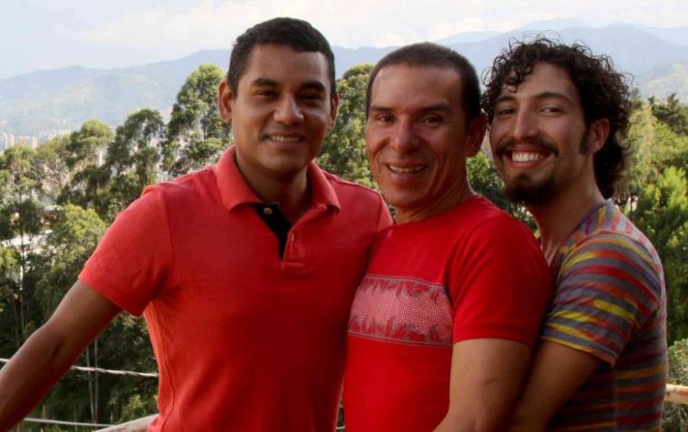 Tres hombres forman la primera unión poliamorosa de Colombia